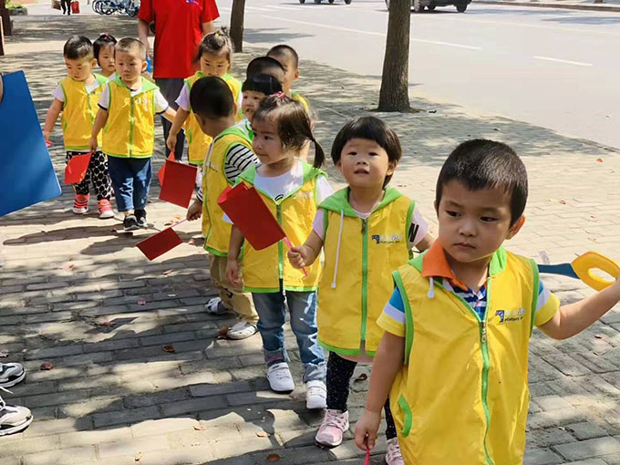“向國(guó)旗敬禮、弘揚(yáng)愛(ài)國(guó)精神”--記嬰智貝佳老閔行園兒童之家托管班國(guó)慶活動(dòng)